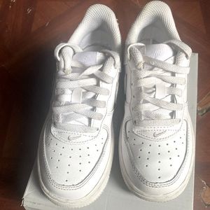 NIKE LOW TOP AIR FORCE ONE